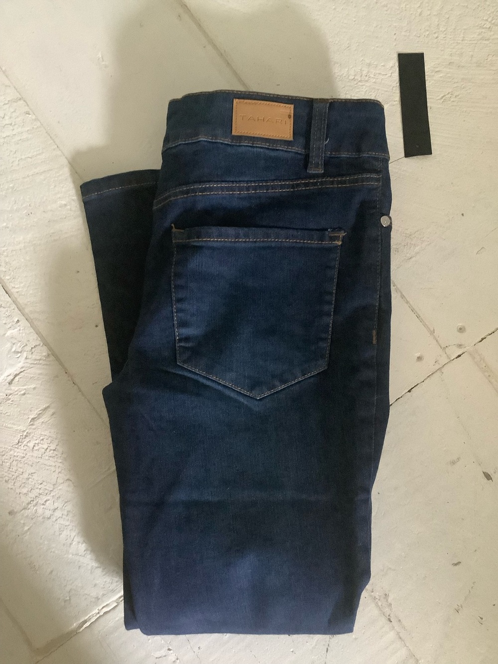 Tahari jeans Olivia mid rise slim straight size 8